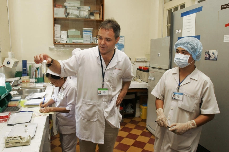 HO CHI MINH CITY, VIETNAM - 2006/09/12: Professor Jeremy Farrar, director of the Oxford University Clinical Research Unit, talks with Vietnamese doctors at the Adult Intensive Care Ward in the Hospital for Tropical Diseases.. (Photo by Chau Doan/LightRocket via Getty Images)