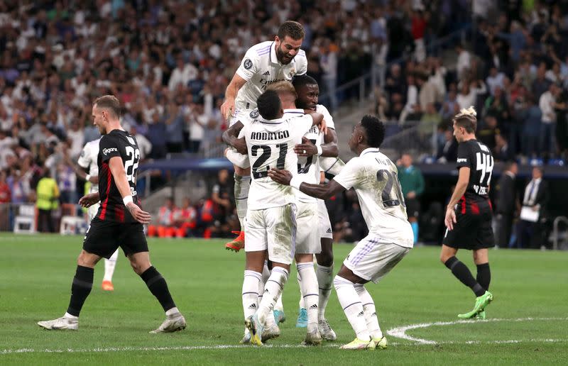 Federico Valverde, del Real Madrid, celebra el primer gol con sus compañeros