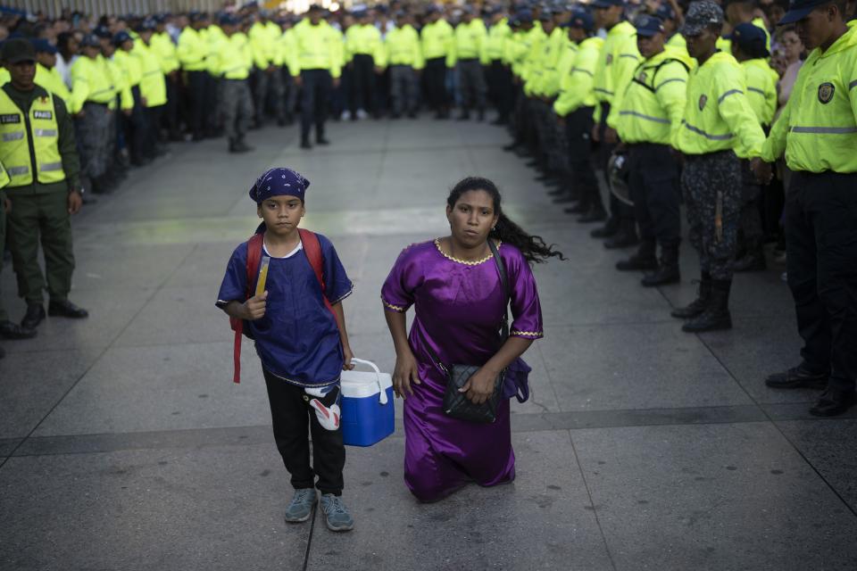 Una penitente avanza de rodillas en la procesión del Nazareno de San Pablo de la Semana Santa, en el exterior de la Basílica de Santa Teresa, en Caracas, Venezuela, el 27 de marzo de 2024. (AP Foto/Ariana Cubillos)