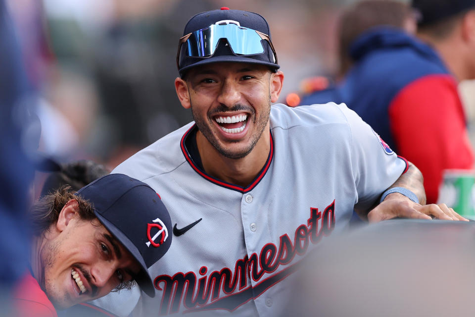 CHICAGO, ILLINOIS - 05 DE OCTUBRE: Carlos Correa #4 de los Minnesota Twins mira contra los Chicago White Sox en Guaranteed Rate Field el 05 de octubre de 2022 en Chicago, Illinois.  (Foto de Michael Reaves/Getty Images)