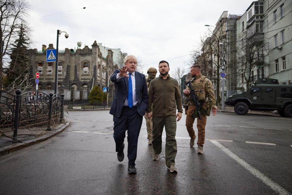 烏克蘭總統澤連斯基（前排右起）與來訪的英國首相強生走在基輔街頭，簡潔俐落的造型令網友著迷。   圖：翻攝自強生臉書