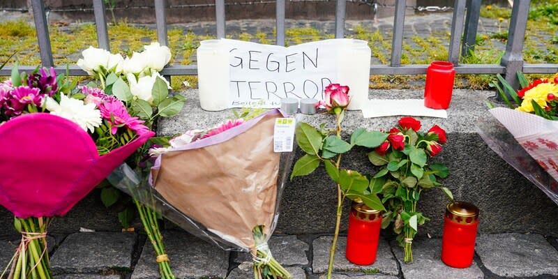 Kerzen, Blumen und ein Blatt Papier mit der Aufschrift „Gegen Terror“ stehen am Tatort auf dem Marktplatz.<span class="copyright">Uwe Anspach/dpa</span>