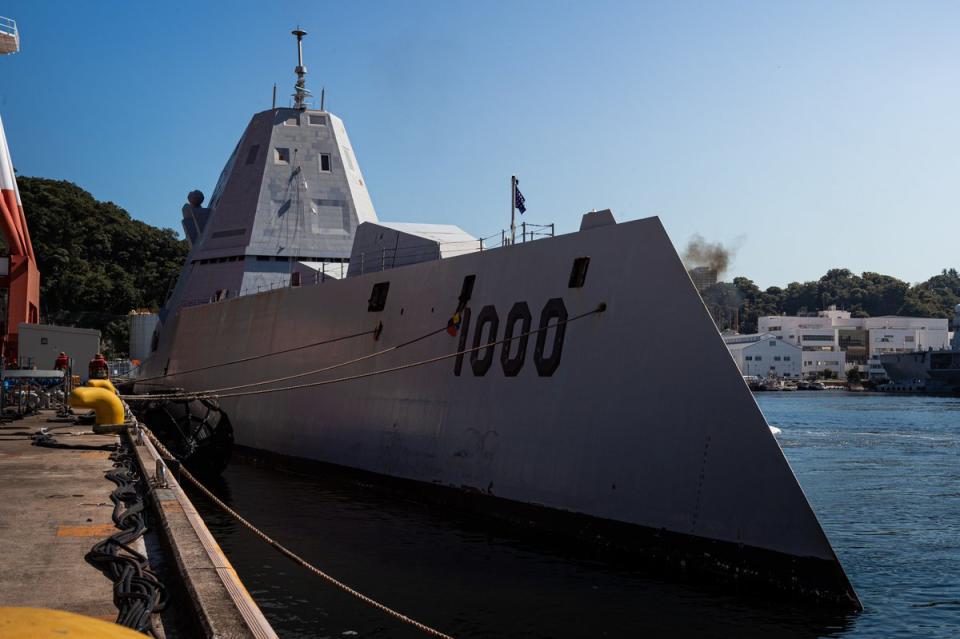 美國海軍最先進水面戰艦「朱瓦特級」驅逐艦「朱瓦特號(DDG-1000)」27日停泊美軍第7艦隊日本橫須賀港。   圖：翻攝在日米海軍司令部推特