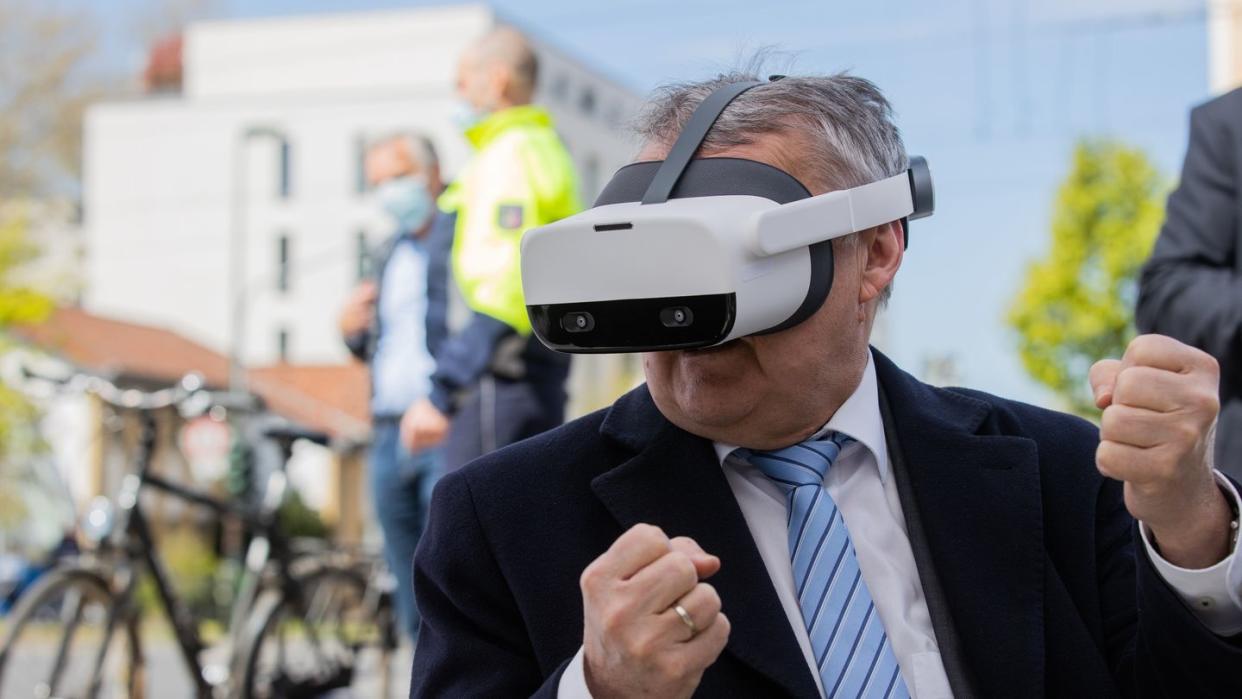 Neues Kapitel bei der Unfallverhütung: NRW-Innenminister Herbert Reul mit Virtual-Reality-Brille.