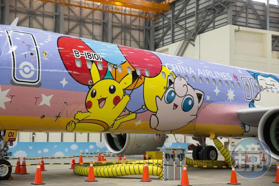 飛行寶可夢與胖丁位於左側機翼旁的機身上。