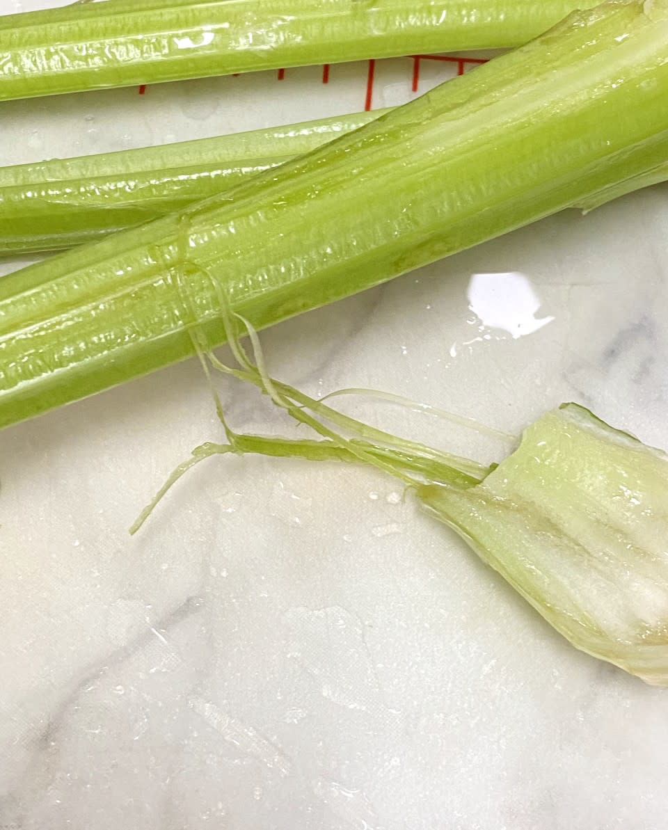 家常食譜│西芹炒豆皮 一個材料要後加