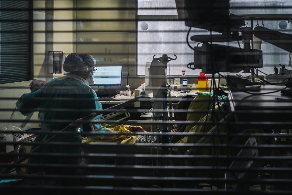 Una enfermera atiende a un enfermo de coronavirus en la UCI del Hospital Lariboisiére. (Foto: Lucas Barioulet / AFP / Getty Images).