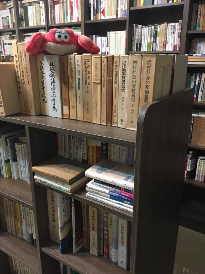 熱愛閱讀的楊偉中藏書上萬冊，搬到嘉義後還特地在住處附近租一間書房收藏書籍。（翻攝楊偉中臉書）
