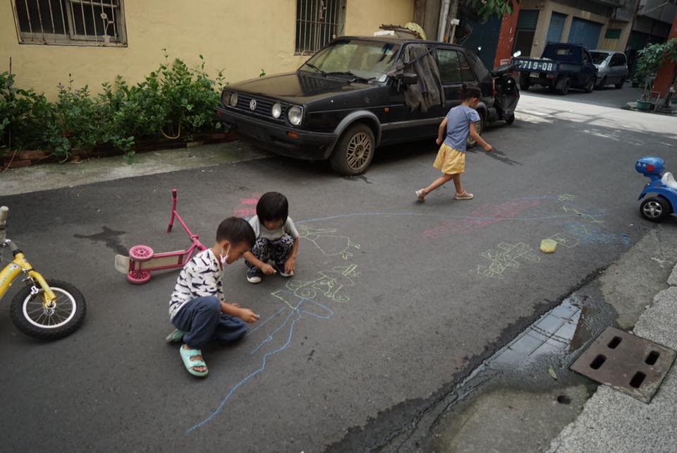 直接在自家門前騎單車和滑板車，或在巷子地面上用粉筆作畫（照片來源：梁瀚云）