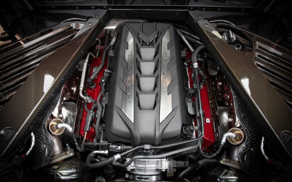 Corvette C8 Stingray所搭載的引擎，為6.2升LT2自然進氣V8引擎，最大馬力為495hp，最大扭力為64.95kgm，0-60mph（0-96km/h）加速僅需2.9秒，極速更高達312km/h，漂亮數據完全不輸歐陸千萬超跑。