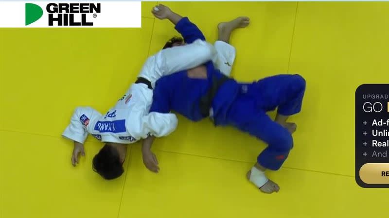 楊勇緯（白）嘗試利用三角固壓制無果。（圖／翻攝自JUDO TV）