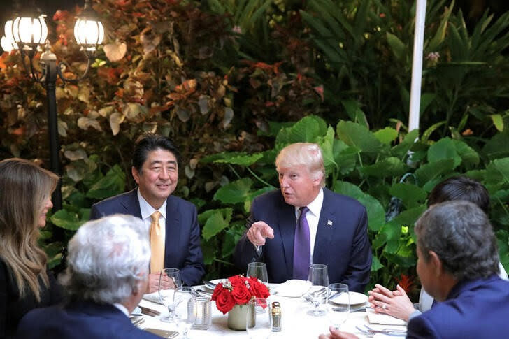 Imagen de archivo del primer ministro japonés, Shinzo Abe (izq) y el presidente de EEUU Donald Trump durante una cena en el Mar-a-Lago Club en Palm Beach, Florida, EEUU.
