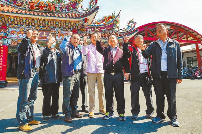 宜蘭縣五結鄉農會改選昨爆發無效票爭議，候選人在投開票所外表達不滿，認為這些無效票應是有效票，選舉結果揭曉後，候選人之一簡萬登（右二）僅以2票之差敗陣，他將提選舉無效之訴。（李忠一攝）