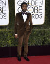 Schauspieler, Komiker und Musiker Donald Glover kann Streetstyle, aber auch High Fashion. Er weiß, wie der Red Carpet funktioniert und rockte mit seinem samtbraunen Anzug die Golden Globes 2017. (Bild-Coypright: Jordan Strauss/Invision/AP)