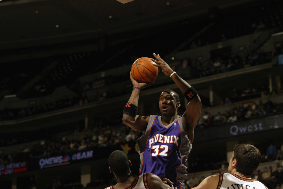 Amare Stoudemire中距離投籃。（Photo by Brian Bahr/Getty Images）