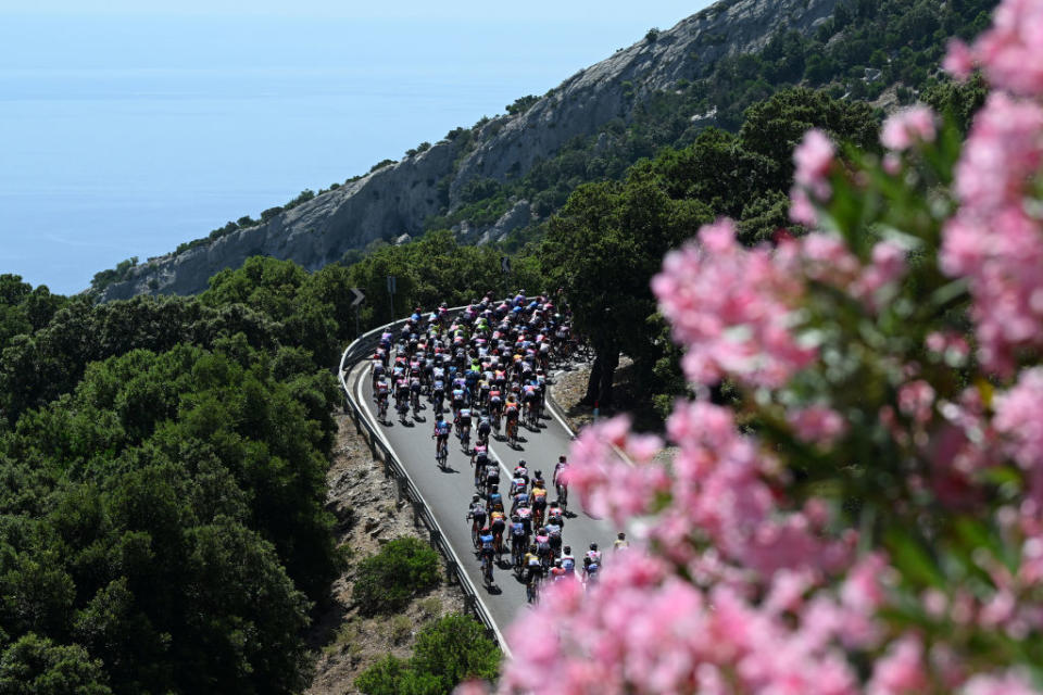  A general view of the peloton competing during the Giro d&#39;Italia Donne 