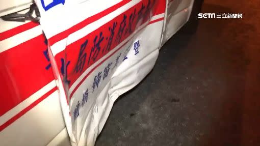 救護車載送病人途中遭轎車撞擊。