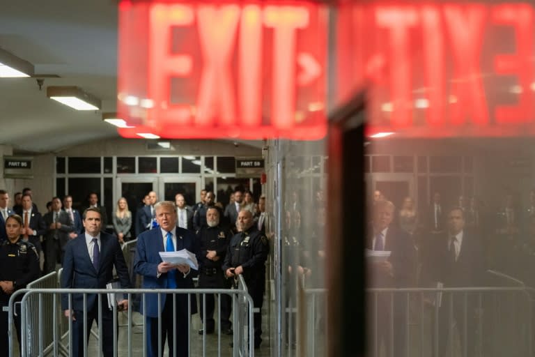 El expresidente de EEUU, Donald Trump, a la salida de la corte penal de Manhattan, en Nueva York, el 18 de abril de 2024 (JEENAH MOON)