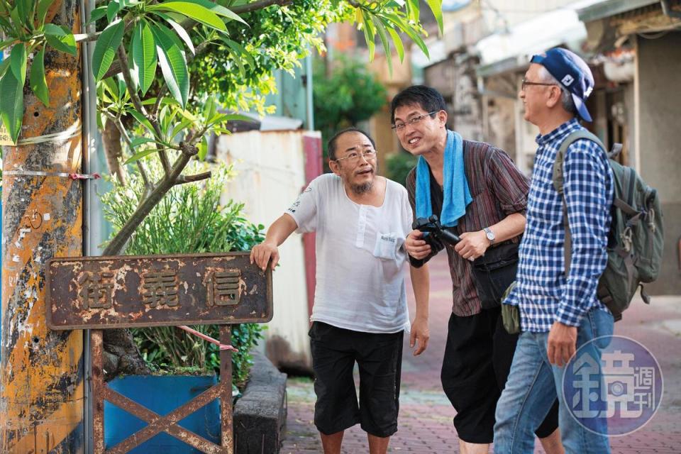 曾罹患重病的楊馬路（左）帶著日本客走訪台南大街小巷，雙方靠著中文、日文加上比手畫腳，溝通時笑聲不斷。