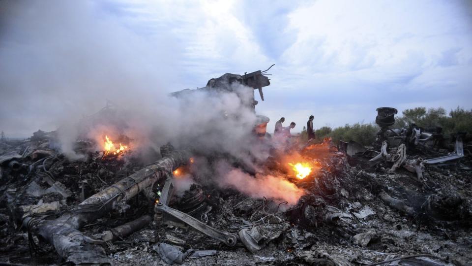 Brennende Trümmer nach dem Abschuss der Malaysia-Airlines-Maschine. Foto: Alyona Zykina/EPA Files