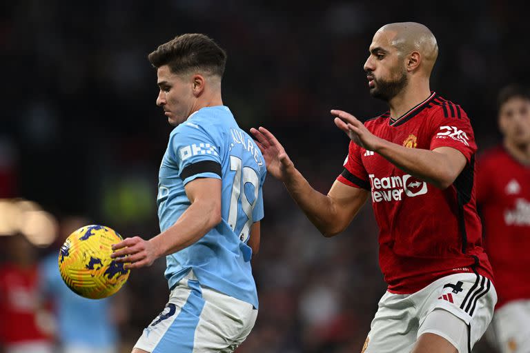 Julián Álvarez protegiendo la pelota ante la marca de Sofyan Amrabat 