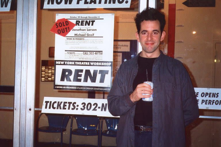 Jonathan Larson, el autor de Rent, el que un amigo suyo lo encontró muerto en su departamento días antes de ese montaje comprometido con su tiempo que fue un éxito en todas las ciudades en donde se lo presentó