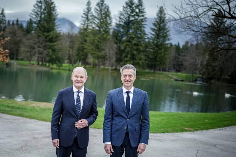 Slovenia's Prime Minister Robert Golob (R) receives Germany's Chancellor Olaf Scholz at the Brdo Castle. Kay Nietfeld/dpa