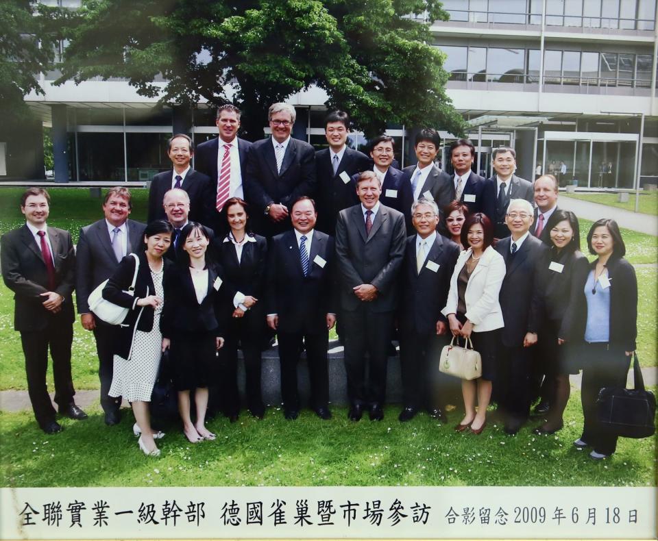 2009年全聯董事長林敏雄（第二排左5）帶領一級主管赴德國參訪，當時呂仁山（後排左4）也同行。（呂仁山提供）