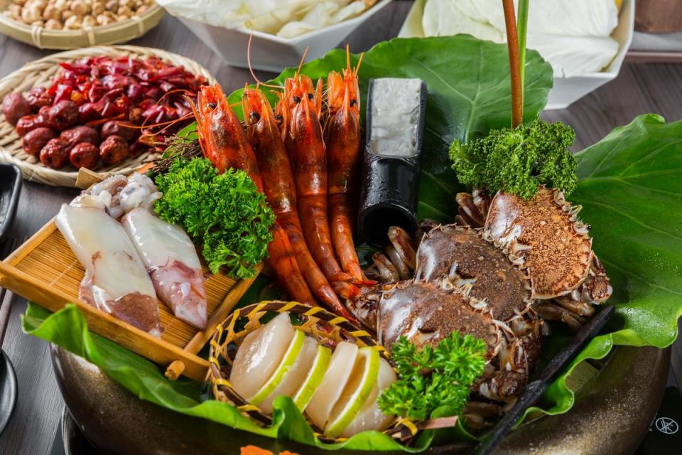 「終極限量鍋雙人套餐」能滿足海鮮控，吃得到胭脂蝦、牛角蟹、鮟鱇魚、北海道干貝、太平島小管、澎湖花枝漿。（1,680元／份）
