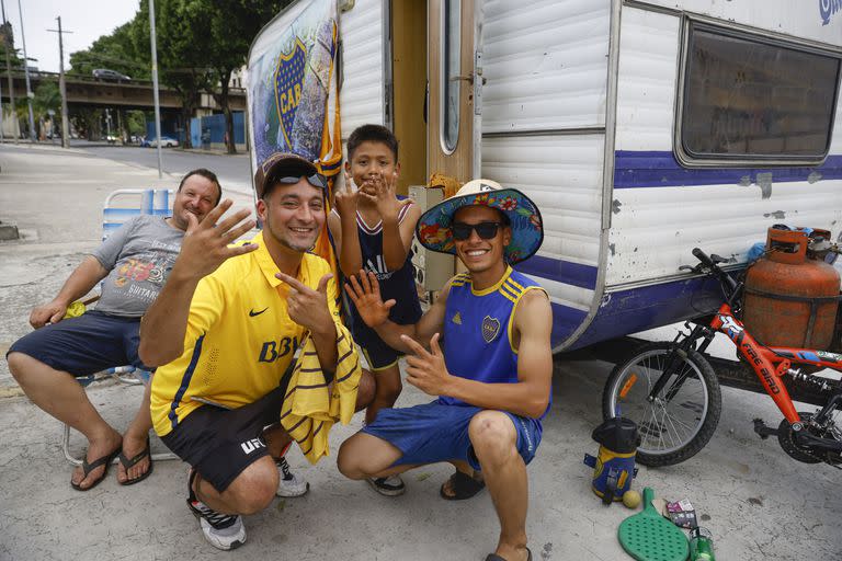 Walter Dotto, su nieto Naum, su hijo Gabriel y un amigo de nombre Damián, los primeros en llegar al Sambódromo de Río