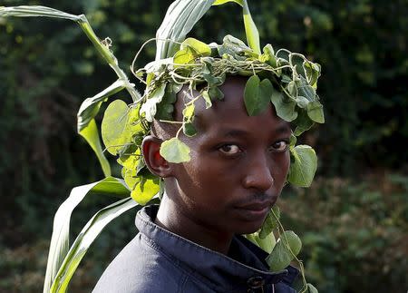 A protester decorates his head with plants during a demonstration against President Pierre Nkurunziza along a street in Bujumbura, Burundi, May 11, 2015. REUTERS/Goran Tomasevic