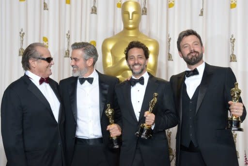 In einer Oscar-Nacht ohne herausragenden Sieger hat sich der Politthriller "Argo" von Ben Affleck als bester Film des Jahres durchgesetzt. Der Streifen von und mit Ben Affleck erhielt die Trophäe bei der Oscar-Gala in Los Angeles. In dem auf wahren Begebenheiten basierenden Streifen geht es um eine spektakuläre Befreiungsaktion für US-Diplomaten nach der Besetzung der US-Botschaft während der Wirren im Iran nach dem Sturz des Schahs 1979. Das Foto zeigt Affleck (r.), George Clooney, Grant Heslov und Jack Nicholson (l.)