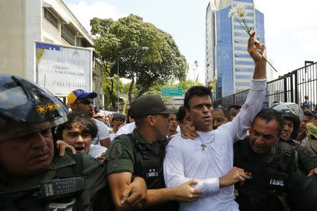 Venezuelan opposition leader Leopoldo Lopez is escorted by national guards before handing himself over in Caracas February 18, 2014.REUTERS/Jorge Silva