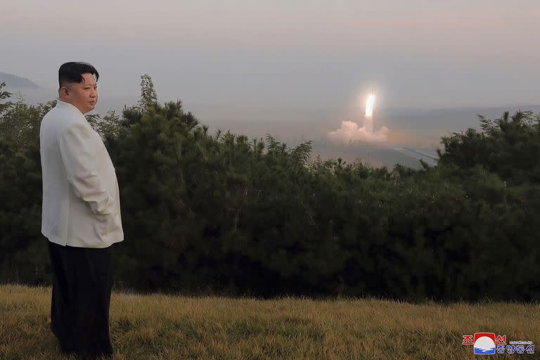 En esta imagen proporcionada el 10 de octubre de 2022 por el gobierno norcoreano, el líder de Corea del Norte, Kim Jong Un, inspecciona una prueba de misiles en un lugar no revelado en Corea del Norte, entre el 25 de septiembre y el 9 de octubre. No se dio acceso a periodistas independientes para cubrir el evento. La imagen se publica como se recibió y no puede verificarse de forma independiente. La marca de agua es el logotipo de la Agencia Central de Noticias de Corea. (Agencia Central de Noticias de Corea/ Servicio de noticias de Corea vía AP)