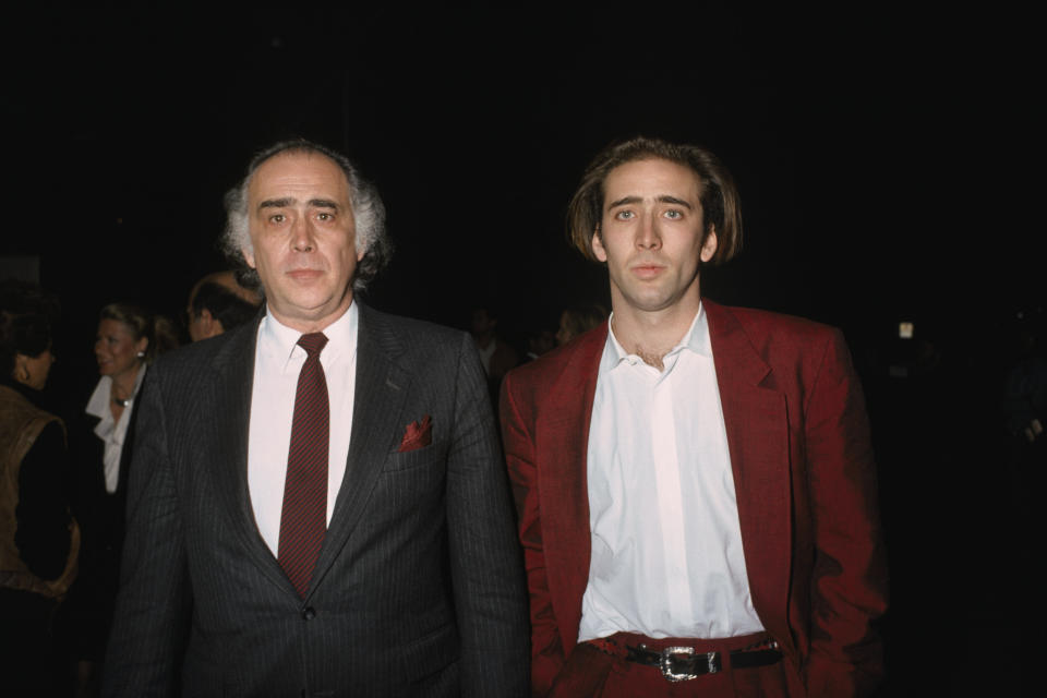 Nicolas Cage fue acompañado por su papá August Coppola a la premiere de su película 'Moonstruck' en 1987.  (Barry King/Sygma/Sygma via Getty Images)