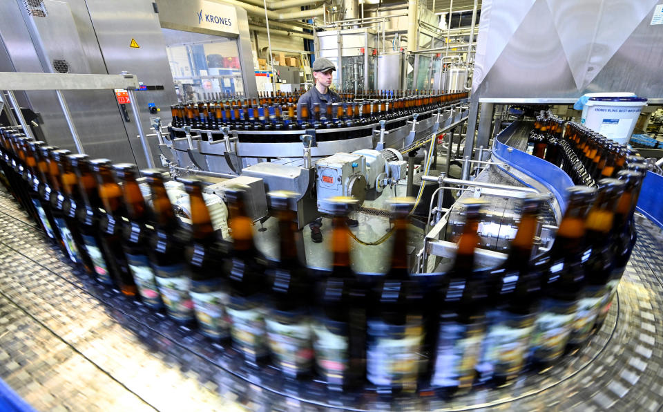 Bierflaschen auf dem Förderband in der Klosterbrauerei in Neuzelle. (Bild:REUTERS/Matthias Rietschel)