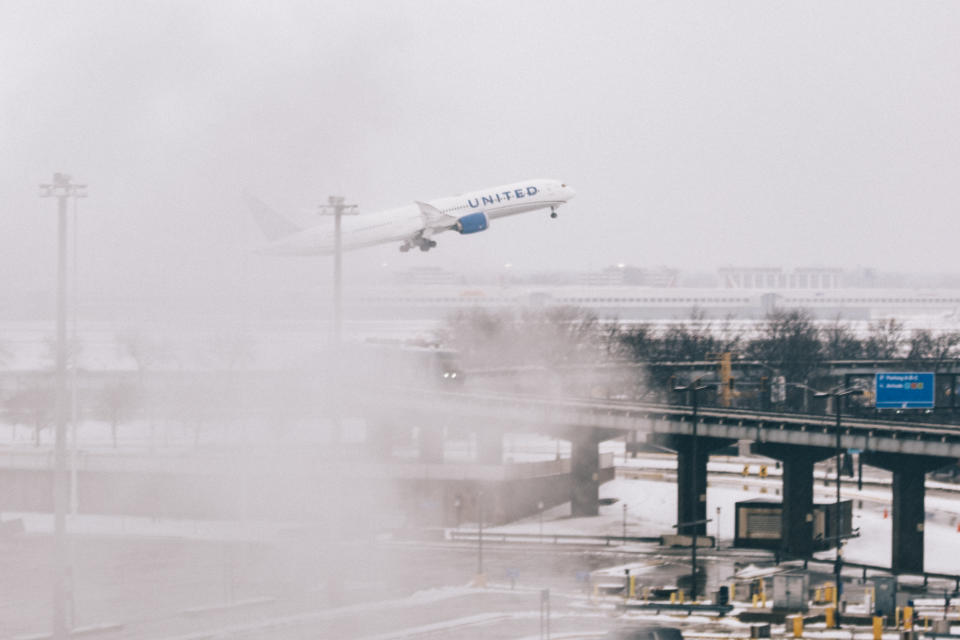 12日全美各大航空公司取消或延誤7500多個航班，包括在芝加哥歐海爾國際機場（O'Hare International Airport）因大風雪停飛的班機。（Photo by Jim Vondruska/Getty Images）