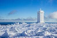 <p>Mit seinen 1.141 Meter ist der Brocken zwar um einiges kleiner als die Zugspitze, aber dennoch zählt der Berg im Mittelgebirge Harz als höchster in Norddeutschland. Außergewöhnlich sind die extremen Wetterbedingungen, die trotz geringer Höhe, aber wegen der exponierten Lage ähnlich wie in alpiner Lage sind. Schneestürme mit Orkanstärke sind keine Seltenheit. (Bild: iStock / Karsten Janotta)</p> 