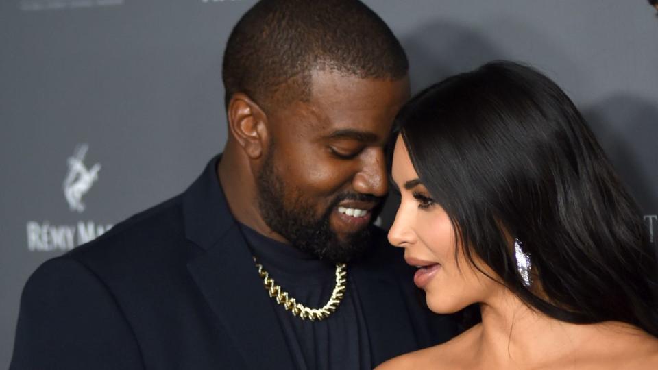 Kanye West dan Kim Kardashian West saat kedatangan di Wall Street Journal WSJ Magazine 2019 Innovator Awards, Museum of Modern Art (MoMA), New York, NY, 6 November 2019. 