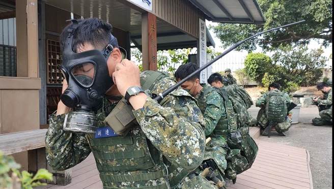 陸軍八軍團步兵117旅自27日在岡山舉行新制教召訓練，演練遭毒氣攻擊項目。（莊全成提供／林瑞益高雄傳真）