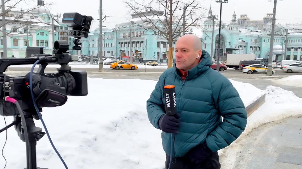 Christoph Wanner ist Russland-Korrespondent des TV-Senders WELT. "Das Gros unterstützt immer noch Putin und die sogenannte Militär-Spezialoperation", sagt er. "Aber mit der Teilmobilmachung ist der Krieg eben auch in der Bevölkerung angekommen. Die Familien sind jetzt ganz anders in Mitleidenschaft gezogen." (Bild: WeltN24 GmbH)