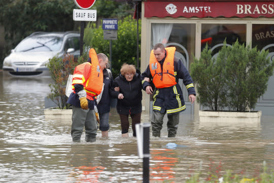 Thousands evacuated as floods batter Paris region