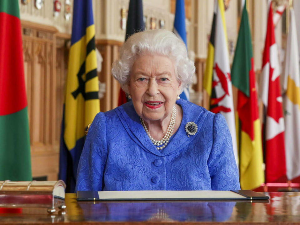 Queen Elizabeth II. unterzeichnet am Tag nach dem explosiven Interview von Prinz Harry und Herzogin Meghan eine Nachricht zum Commonwealth Day. (Bild: imago images/i Images)