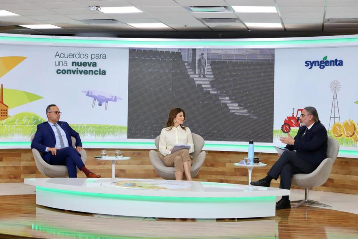 Antonio Aracre (Syngenta), Eleonora Cole (LN+) y Luis Basterra (ministro de Agricultura, Ganadería y Pesca)