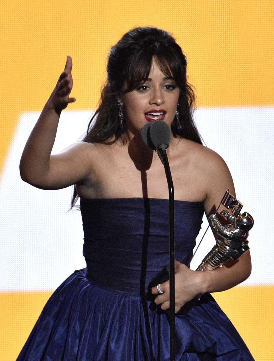 Camila Cabello recibe el premio a la artista del año en la ceremonia de los Premios MTV a los Videos Musicales, el lunes 20 de agosto del 2018 en Nueva York. (Foto por Chris Pizzello/Invision/AP)