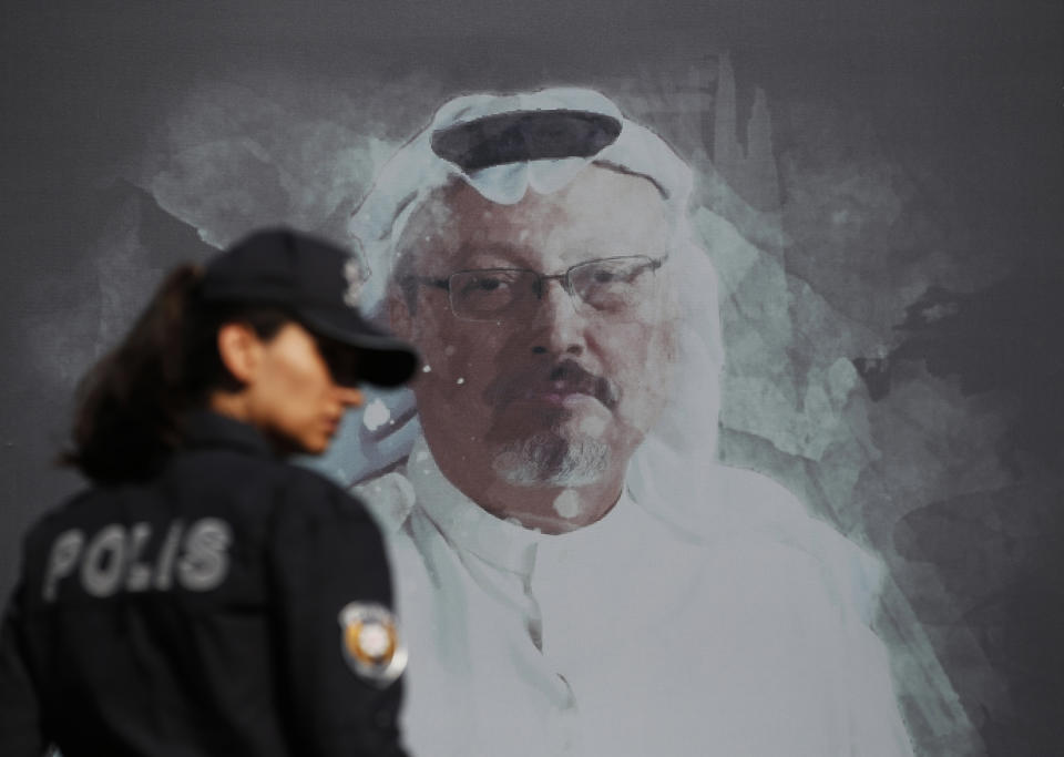 En foto de archivo del 2 de octubre del 2019 un policía turco pasa frente a una fotografía del periodista Jamal Khashoggi antes de una ceremonia para recordarlo a un año de su asesinato. El 21 de abril del 2020 Amnistía Internacional le pide a la Liga Premier de Inglaterra una investigación de las violaciones de derechos humanos de Arabia Saudita antes de decidir sobre la compra del Newcastle. Esto debido a que el Fondo Público de Inversión de Arabia Saudita, que controla el príncipe heredero Mohammed bin Salman, busca su aprobación para tomar el control mayoritario del equipo de fútbol. (AP Photo/Lefteris Pitarakis, File)