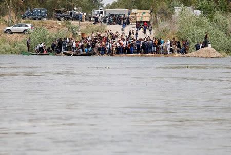 Iraqis wait to cross the Tigris River after the bridge has been temporarily closed, in western Mosul, Iraq May 6, 2017. REUTERS/Suhaib Salem