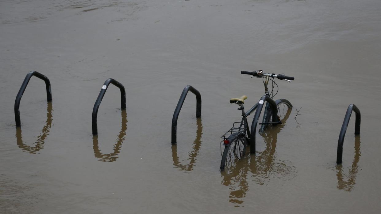 Ein Fahrrad versinkt an der Lendal-Brücke in York. Sturm «Dennis» hatte enorme Regenmengen mitgebracht.