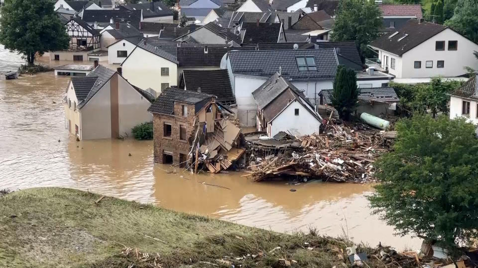 Rheinland-Pfalz, Altenahr: Die Luftaufnahme zeigt den vom Ahr-Hochwasser überfluteten Ortsteil Altenburg (Bild: dpa)