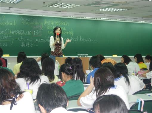 徐薇教書資歷豐富，從大二開始就進到補習班，如今成為補教名師。（圖／受訪者提供）